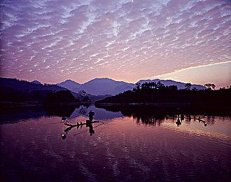 《最终幻想16》新战斗片段 展示强大召唤能力